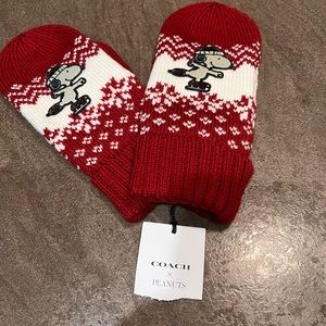 Coach X Peanuts Mittens With Snoopy